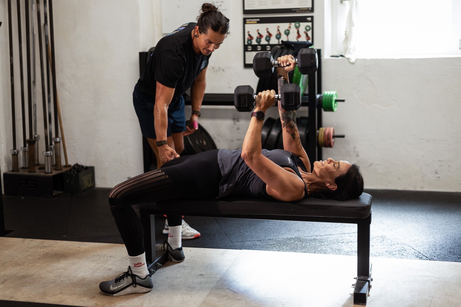 Bäda coacht eine Klientin beim Training