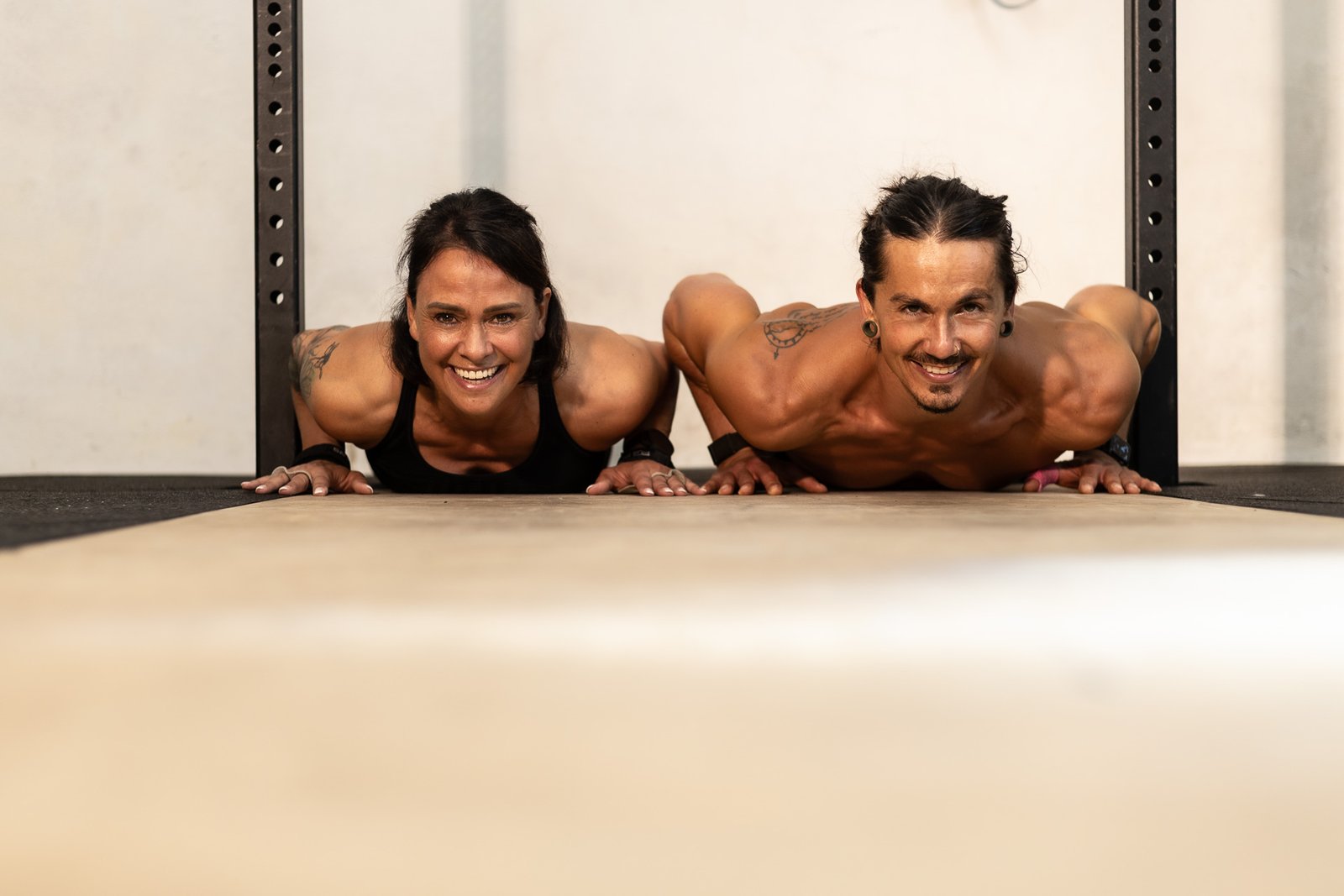 Bäda und Klientin mit Freude beim Training
