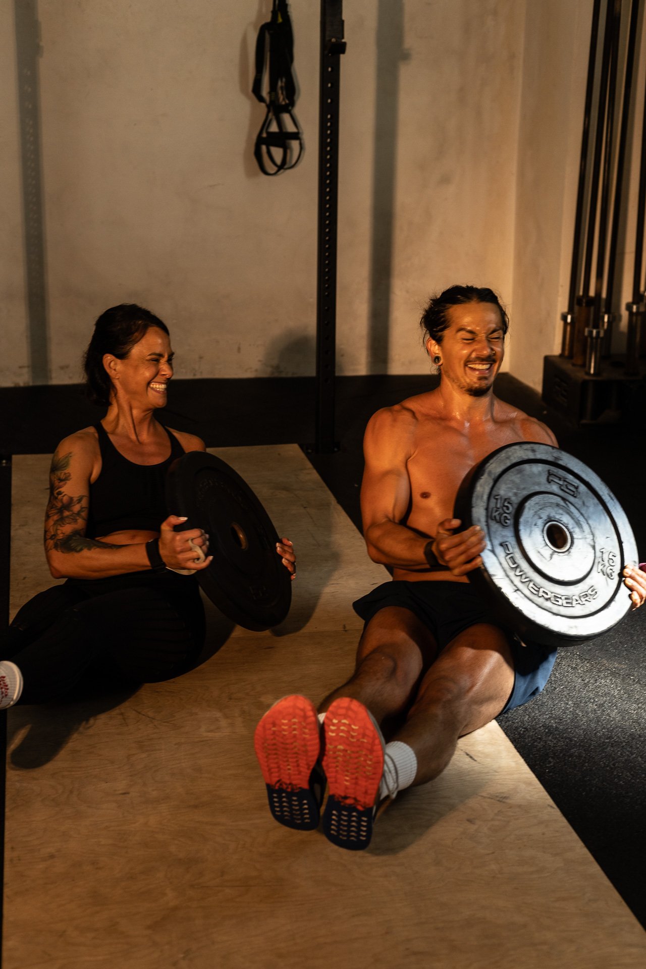 Training mit Spaß — Core-Übung mit Gewichtsscheiben